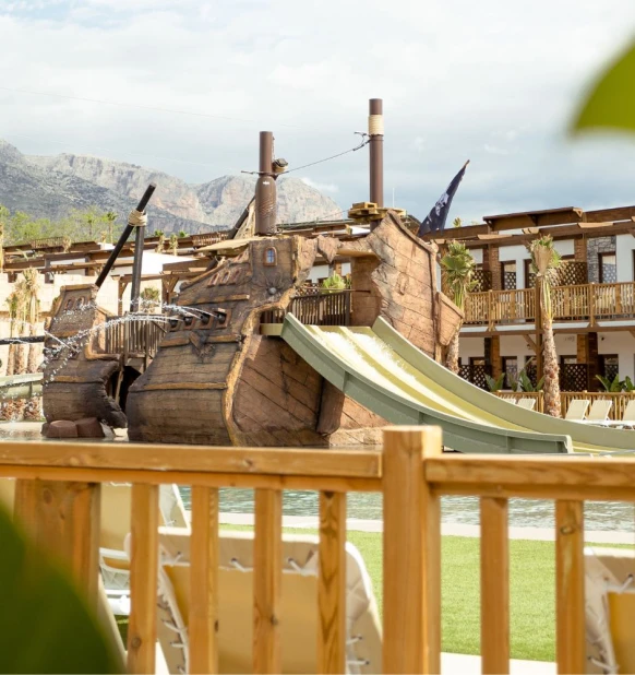 Battleship Lagoon Pool Club Jacuzzi (premium)