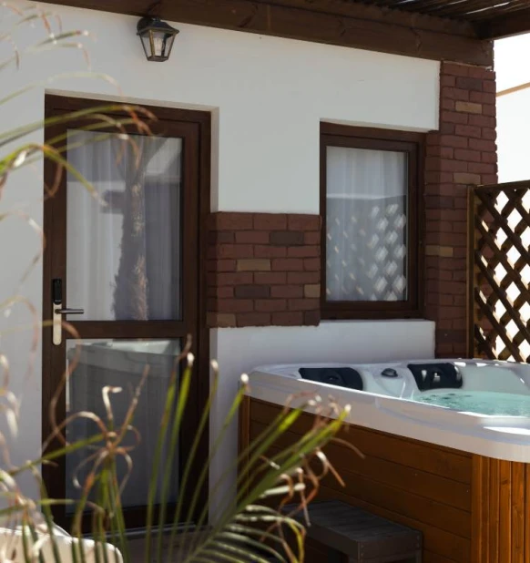 Paradise Island Jacuzi Lodge (premium)